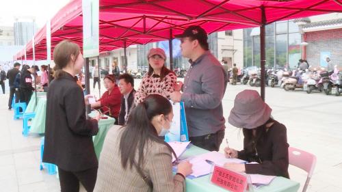 我市举办春季专场招聘会