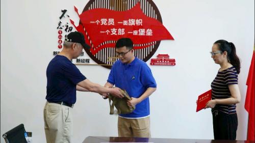 老党员向博物馆捐赠毛主席纪念章