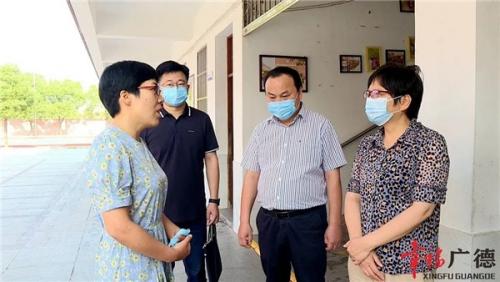 陈红英、周其红开展教师节慰问活动