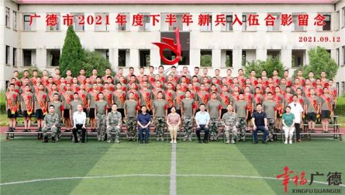 陈红英、周其红慰问入伍新兵