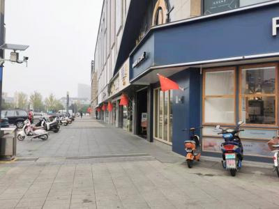 氛围“拉满”迎国庆 街头亮起“中国红