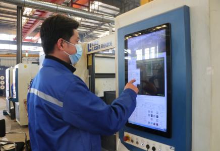 民新钣金公司：奋力打造“灯塔工厂”