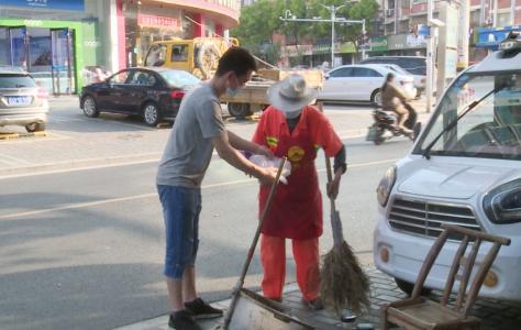 热心店主倾“馕”相助抗疫情