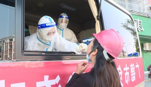 我市首辆流动核酸采样车正式启用