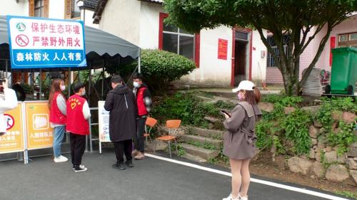 疫情防控不松懈  市民青睐短途游