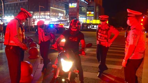 交管大队：全力整治“炸街” 还城市宁静夜晚