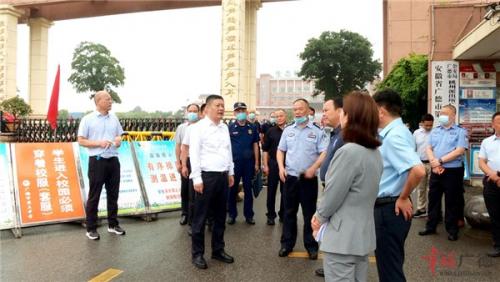 周其红检查指导中考准备工作