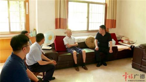 周其红、钱会、李军、刘群走访慰问退休老干部和困难党员