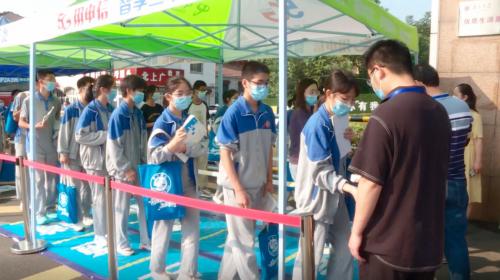 我市4682名学子参加中考