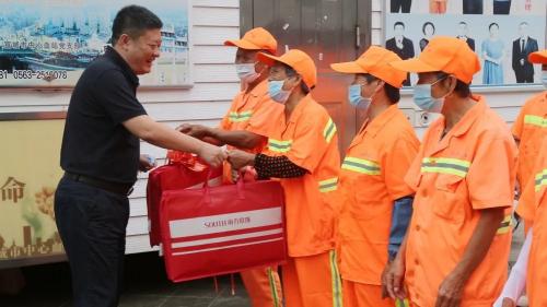 周其红慰问国庆假期一线工作人员