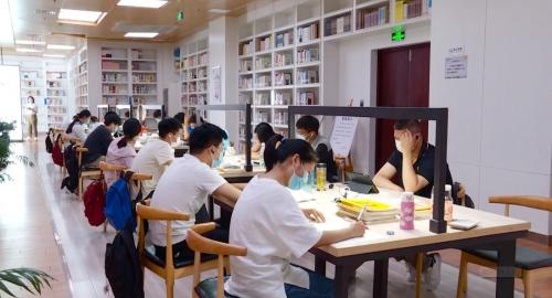 看书避暑两不误 图书馆迎来暑期“读书热”
