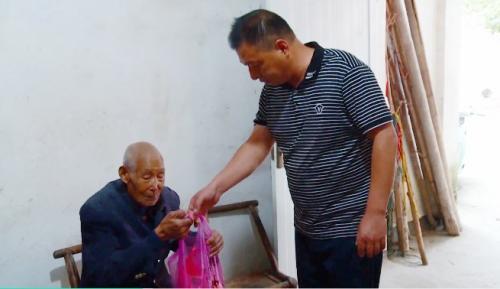 余天友：真情守护夕阳红 空巢老人不孤单
