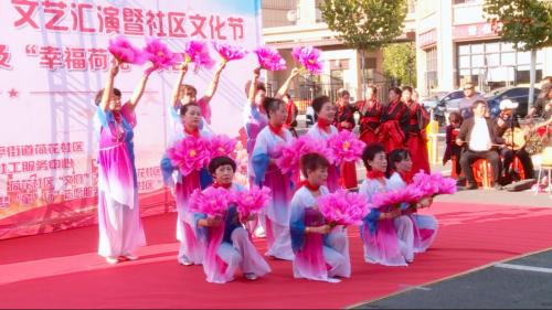 赞歌唱响新时代 文艺汇演进社区