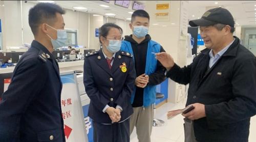 段天炜：拾金不昧 展示最美服务窗口形象