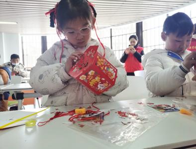 巧手做花灯 欢乐迎元宵
