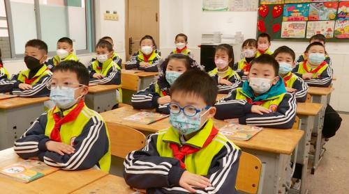 全市各中小学校迎来开学第一天