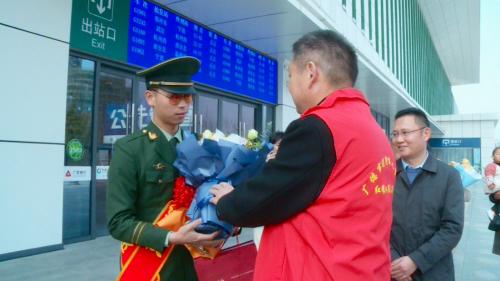 欢迎回家——暖心迎接退役军人光荣返乡