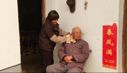 刘家月：用爱守护全家