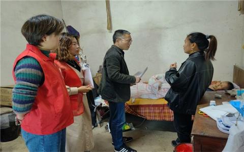 上门办证暖人心  贴心服务残疾人