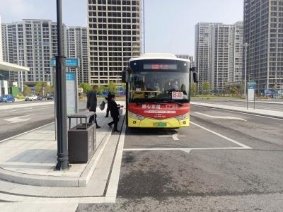 高铁站出站口等车不难 出租+公交无缝换乘