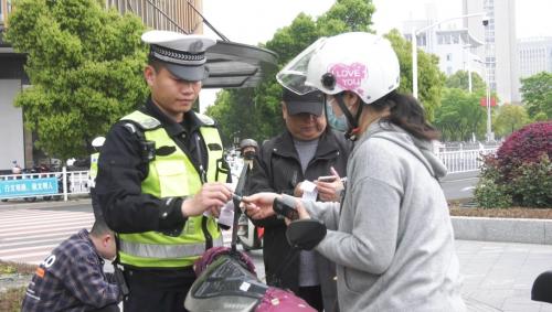 交管部门持续开展电动车驾乘人员未规范佩戴安全头盔专项整治行动