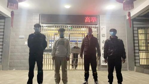 多名男子在广插放“小卡片”被抓，扫码后会变“局中局”！