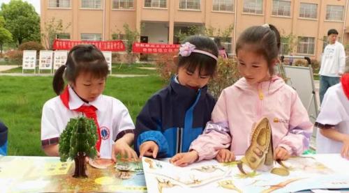 誓节镇：“小小悦书人 世界读书日”