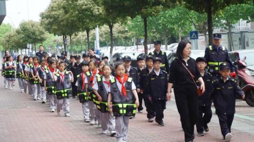 市城管局开展“我来当城管”小小城管员志愿服务活动