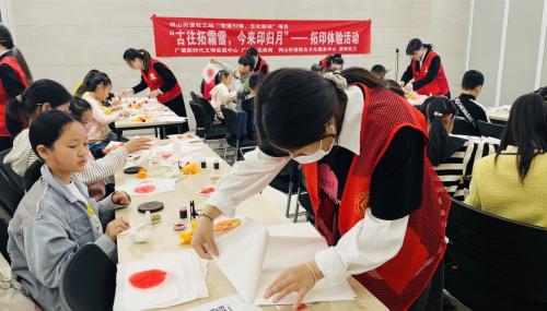 祠山街道举办“古往拓霜雪，今来印归月”拓印体验活动